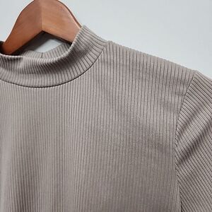 Brit & Bri Long Sleeve Cropped Mock Neck Ribbed Tan‎ Top Size Small Baby Tee